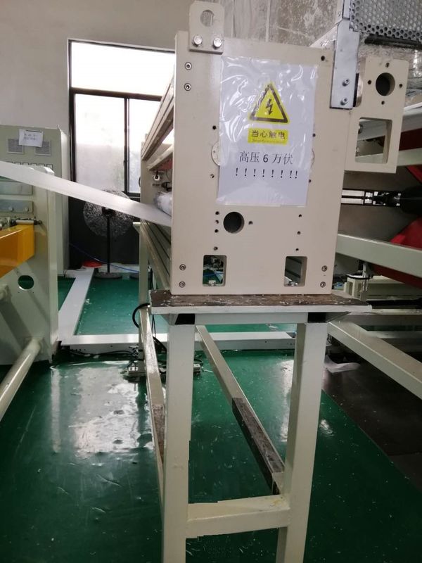 Mesin Kecepatan Tinggi Melt Blown Cloth, Non Woven Making Machine Low Noise putih dan biru dengan lubang 2400 spinneret