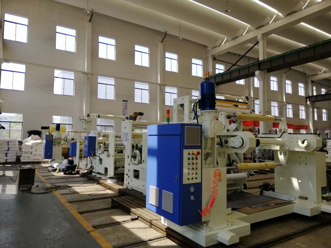 Mesin Laminasi Plastik Extruder Plastik Kinerja Tinggi Dengan Desain Sekrup Khusus dalam warna putih dan biru